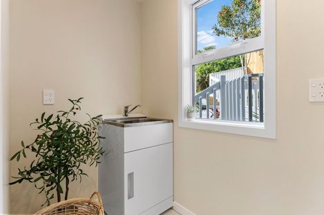 Photo of property in 1 Pinnacle Street, Seatoun, Wellington, 6022