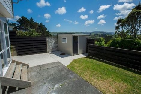 Photo of property in 12a Kingsbridge Place, Newlands, Wellington, 6037