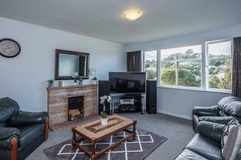 Photo of property in 123 Newlands Road, Newlands, Wellington, 6037
