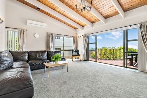 Photo of property in 8 Halldene Terrace, Red Beach, 0932