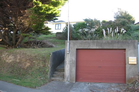 Photo of property in 2 Miles Crescent, Newlands, Wellington, 6037