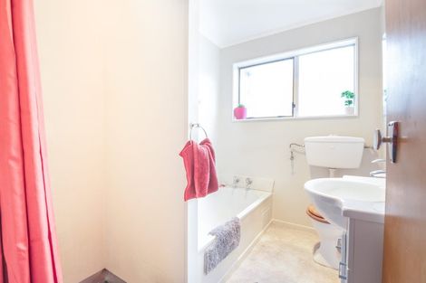 Photo of property in 146u2 Newlands Road, Newlands, Wellington, 6037