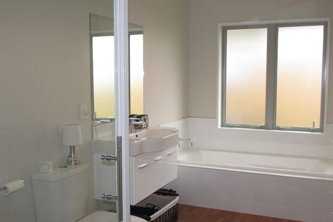 Photo of property in 17 Faringdon Boulevard, Rolleston, 7615