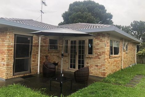 Photo of property in 33 Ginders Drive, Massey, Auckland, 0614