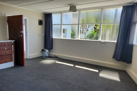 Photo of property in 2 Sugarloaf Road, Brooklyn, Wellington, 6021