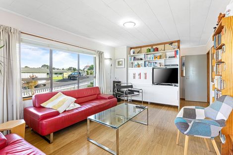 Photo of property in 2/4 Ross Avenue, Glenfield, Auckland, 0629