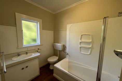 Photo of property in 24 Hungerford Road, Lyall Bay, Wellington, 6022