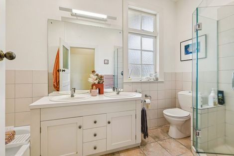 Photo of property in 6 Seabreeze Road, Narrow Neck, Auckland, 0624