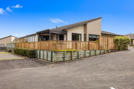 Photo of property in Caversham Park, 2/18 Caversham Road, Westmere, Whanganui, 4501