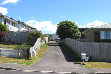 Photo of property in 2/7 Jumento Place, Unsworth Heights, Auckland, 0632