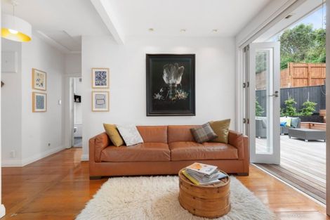 Photo of property in 27 The Parade, Island Bay, Wellington, 6023