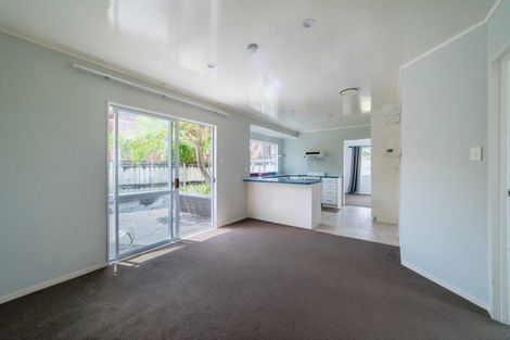 Photo of property in 11 Worthington Place, West Harbour, Auckland, 0618