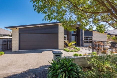 Photo of property in 15 Taranui Way, Paraparaumu Beach, Paraparaumu, 5032