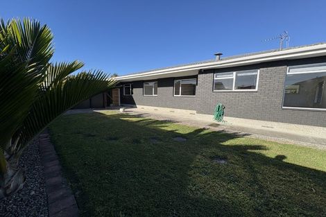 Photo of property in 21 Meadowbrook Drive, Cloverlea, Palmerston North, 4412