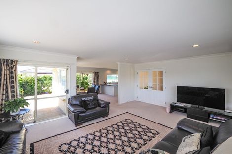 Photo of property in 17 Crown Hill, Paraparaumu, 5032