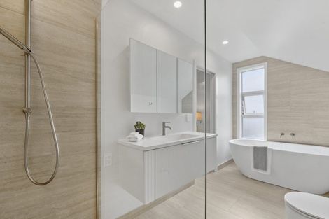 Photo of property in 2/4 Richards Avenue, Forrest Hill, Auckland, 0620