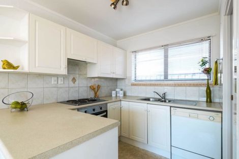 Photo of property in 2/2 Cairngorm Place, Highland Park, Auckland, 2010