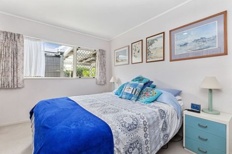 Photo of property in 33 Settlers Grove, Orewa, 0931