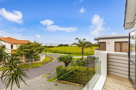 Photo of property in 7 Landmark Drive, Te Atatu Peninsula, Auckland, 0610