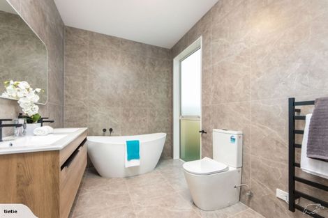 Photo of property in 10 Barrique Road, Kumeu, 0810