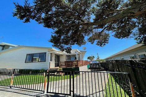 Photo of property in 1425 Whangaparaoa Road, Army Bay, Whangaparaoa, 0930