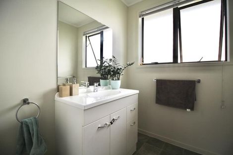 Photo of property in 8 Louise Place, West Harbour, Auckland, 0618