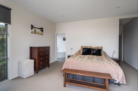 Photo of property in 1 Pukenamu Road, Rainbow Point, Taupo, 3330