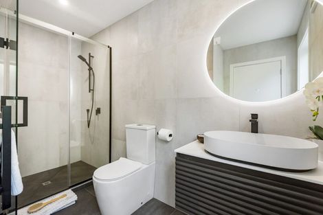 Photo of property in 43 Knights Road, Rothesay Bay, Auckland, 0630
