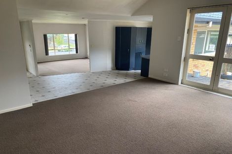Photo of property in 17 De Havilland Drive, Goodwood Heights, Auckland, 2105