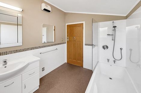 Photo of property in 24 Wairere Road, Bastia Hill, Whanganui, 4500