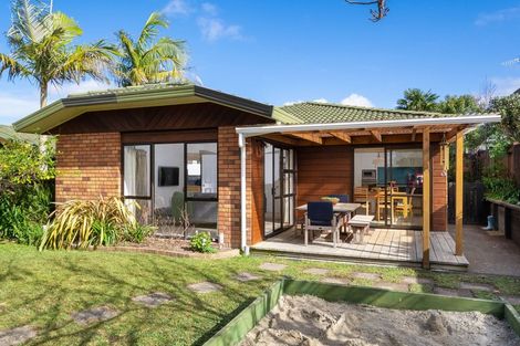 Photo of property in 11 Javelin Place, West Harbour, Auckland, 0618
