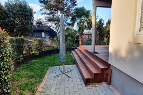 Photo of property in 21 Springwater Vale, Unsworth Heights, Auckland, 0632