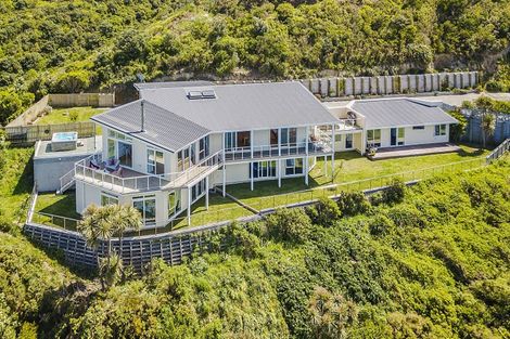 Photo of property in 16 Signallers Grove, Breaker Bay, Wellington, 6022