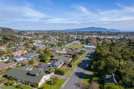 Photo of property in 10 Kakariki Grove, Waikanae, 5036