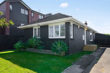 Photo of property in 17 Karamu Street, Te Atatu Peninsula, Auckland, 0610