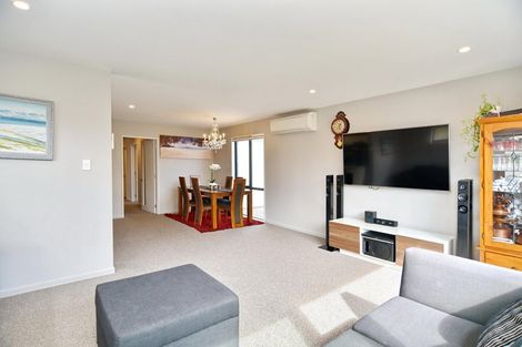 Photo of property in 2 Strone Close, Broomfield, Christchurch, 8042