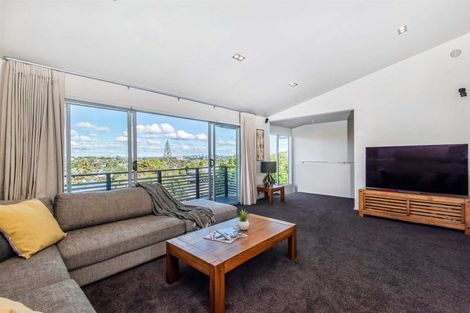 Photo of property in 42 Ravenwood Drive, Forrest Hill, Auckland, 0620
