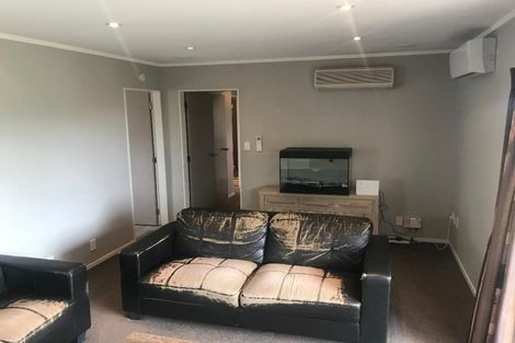 Photo of property in 22 Evesham Place, Newlands, Wellington, 6037