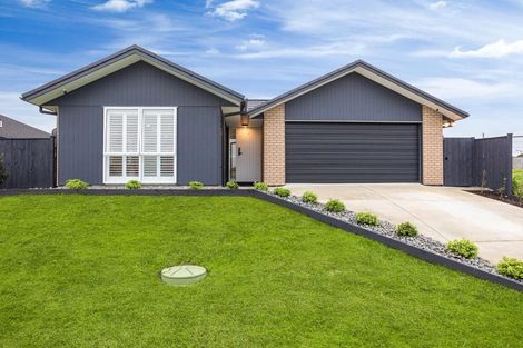 Photo of property in 8 Tahuna Minhinnick Drive, Glenbrook, 2681