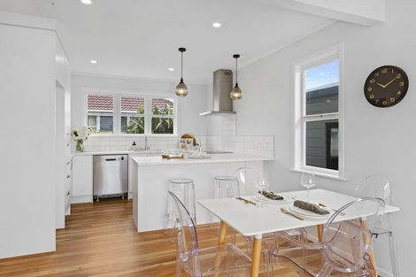Photo of property in 3 Daphne Street, Kelston, Auckland, 0602