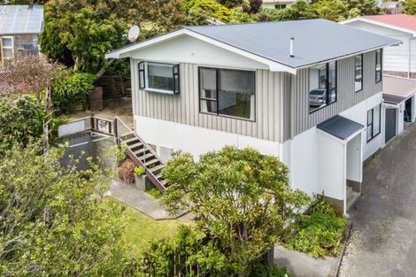 Photo of property in 9a Colchester Crescent, Newlands, Wellington, 6037