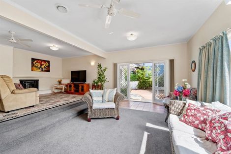 Photo of property in 27 Camelot Place, Glenfield, Auckland, 0629