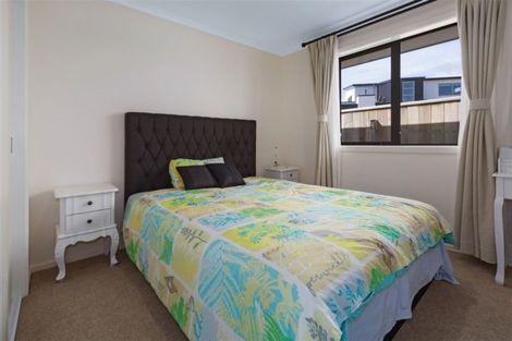 Photo of property in 82 Queen Charlotte Drive, Aotea, Porirua, 5024
