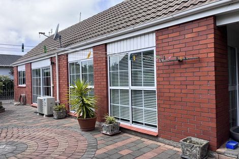 Photo of property in 50 Saint Andrews Square, Strowan, Christchurch, 8052