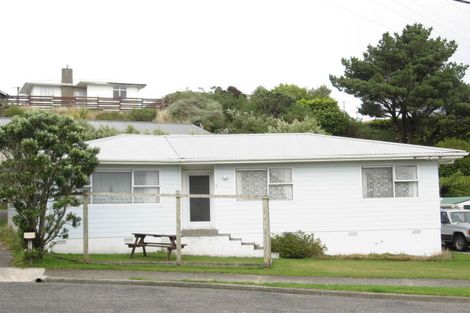Photo of property in 12 Griffiths Grove, Newlands, Wellington, 6037