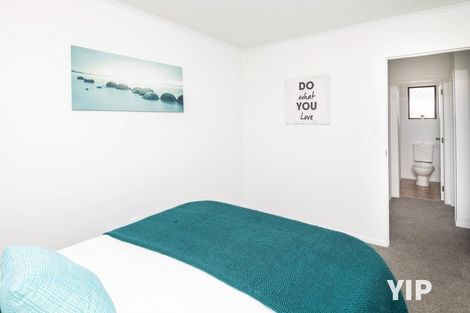 Photo of property in 27 Evesham Place, Newlands, Wellington, 6037