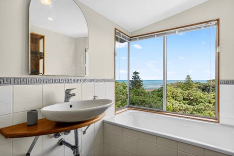 Photo of property in 10 Waitea Road, Muriwai, Waimauku, 0881