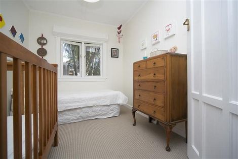 Photo of property in 4 Cleve Road, Green Bay, Auckland, 0604