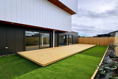 Photo of property in 12e Elcoat Avenue, Te Atatu South, Auckland, 0610