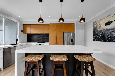 Photo of property in 10 Strandon Place, Strandon, New Plymouth, 4312